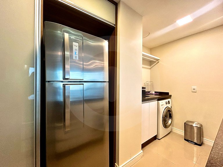 Complete Studio, One Block from the Mall